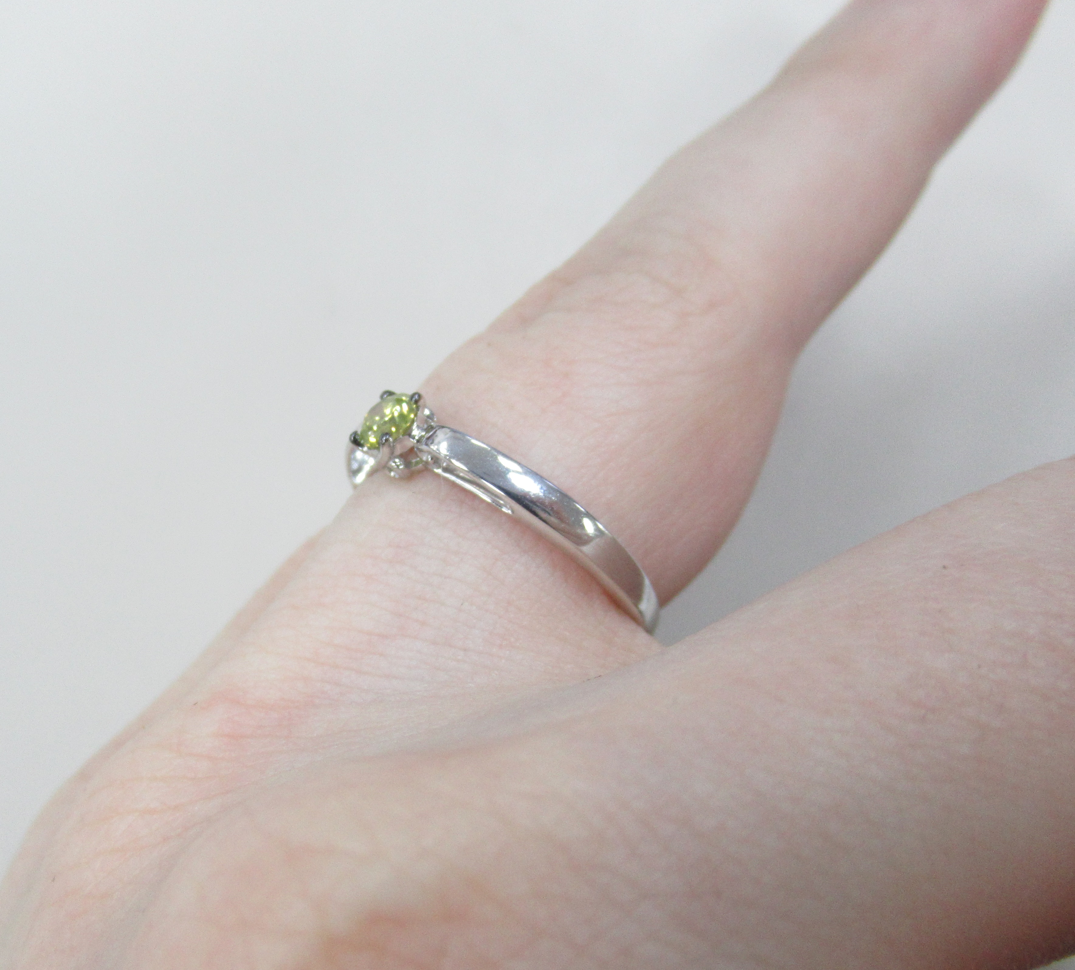 Серебряное кольцо с желтым бриллиантом